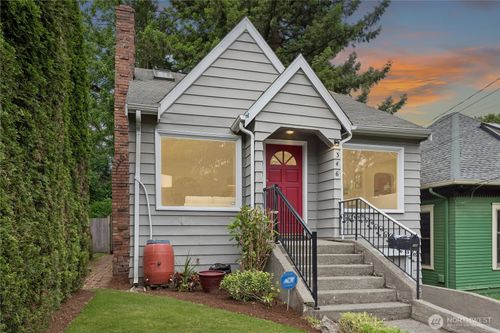 346 Ne 58th St, Seattle, WA, 98105-2715 | Card Image