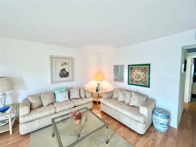 194 - 194 Grantham F, Condo with 2 bedrooms, 1 bathrooms and null parking in Deerfield Beach FL | Image 2