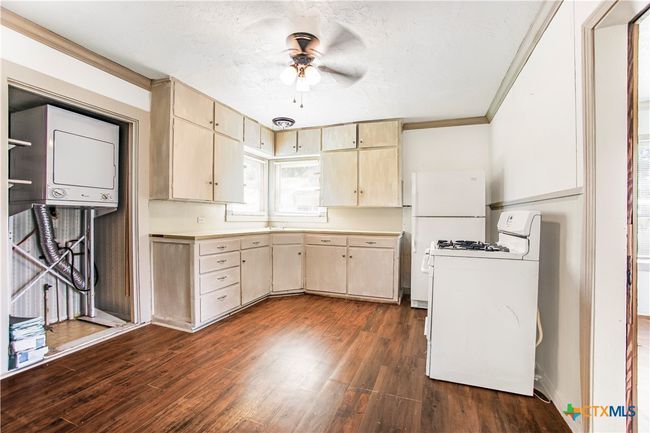 704 Maple St, House other with 2 bedrooms, 1 bathrooms and null parking in Yoakum TX | Image 4