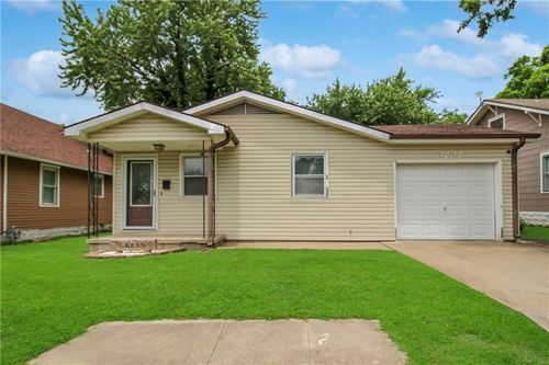 2727 Crawford Ave, Parsons, KS, 67357-2439 | Card Image