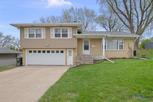 2741 Kelling St, Davenport, IA, 52804-1553 | Card Image