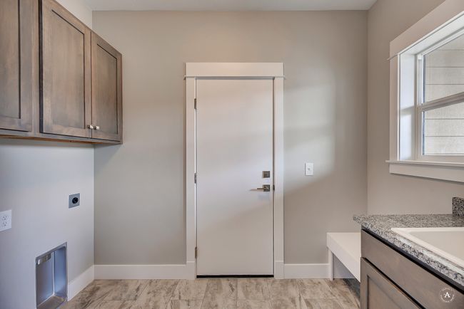 Mud Room w/ a Bench and Sink | Image 4