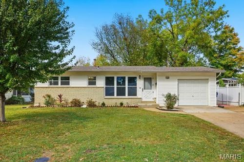 875 Flora Ln, Florissant, MO, 63031-6118 | Card Image