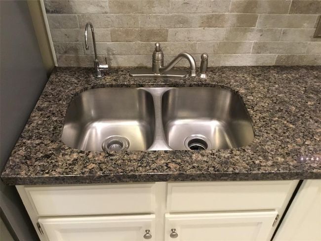 Here's a closer look at the granite, tile backsplash and deep double stainless steel sink with water dispenser from the reverse osmosis filter below. | Image 21