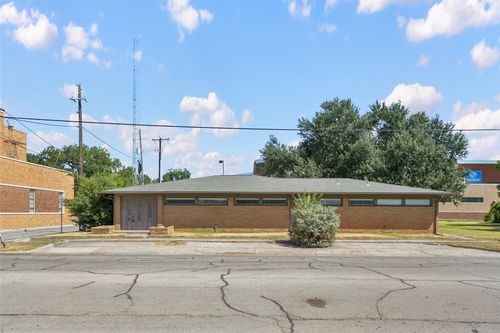 301 E Broadway St, Gainesville, TX, 76240-4012 | Card Image
