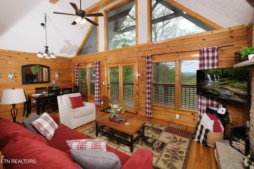 3549 Country Pines Way, Sevierville, TN, 37876-8782 | Card Image