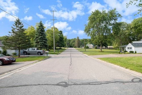 2465 Stockbridge St, Burton, MI, 48509-1124 | Card Image