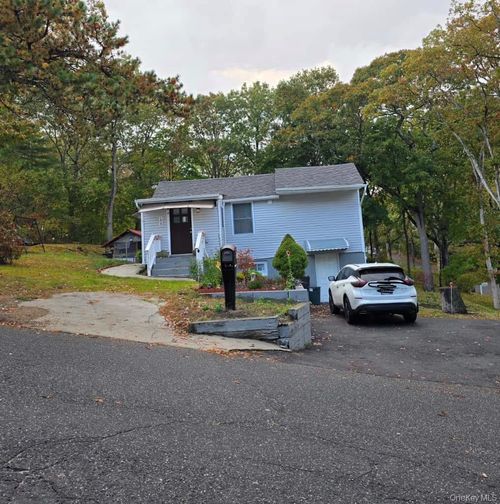 174 Woodycrest Dr, Farmingville, NY, 11738-2623 | Card Image