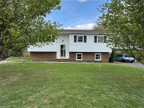 2741 River Ridge Rd, Pfafftown, NC, 27040-8434 | Card Image