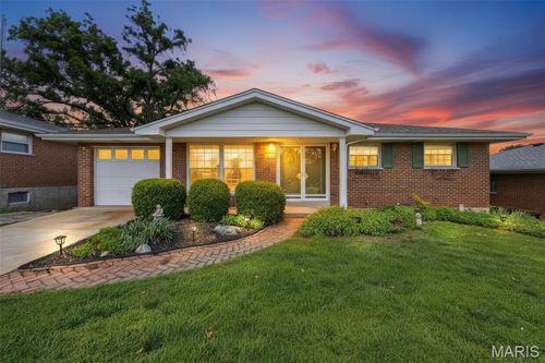 1215 Victory Dr, Saint Louis, MO, 63125-4640 | Card Image