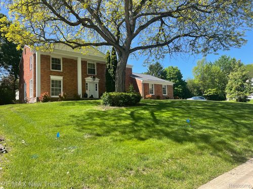 5250 Hardwoods Dr, West Bloomfield, MI, 48323-2738 | Card Image