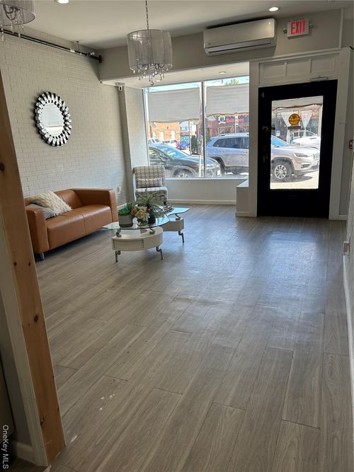 82 Rockaway Ave, Valley Stream, NY, 11580-5811 | Card Image