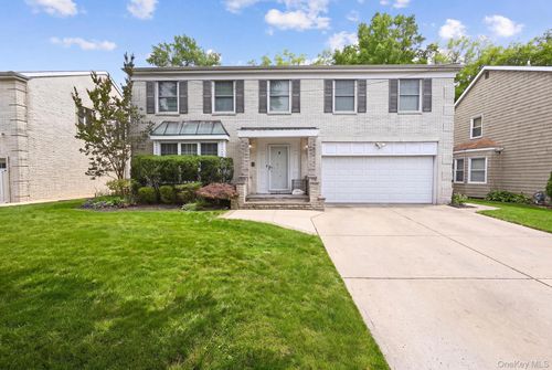 19 Sunset Rd W, Albertson, NY, 11507-1133 | Card Image