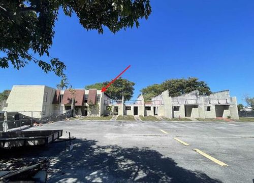 8921-8921 Palm Tree Ln, Pembroke Pines, FL, 33024-4628 | Card Image