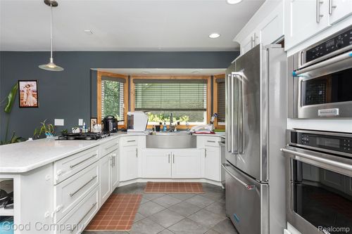 30384 Castleford Ct, Farmington Hills, MI, 48331-1739 | Card Image