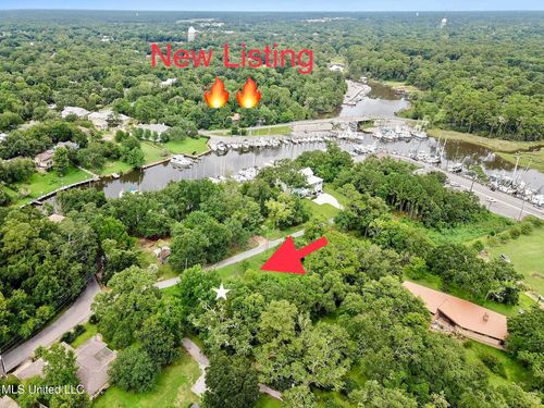 109 Clark Ln, Ocean Springs, MS, 39564-4940 | Card Image