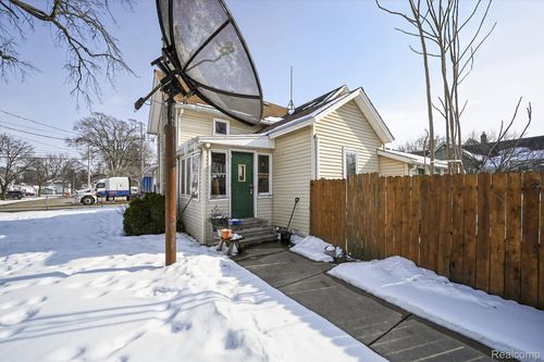 1002 S Shiawassee St, Owosso, MI, 48867-4322 | Card Image