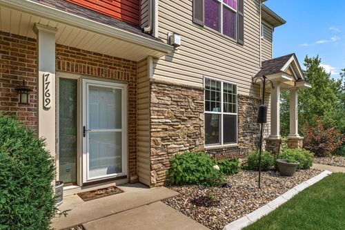 7769 Madelyn Creek Dr, Victoria, MN, 55386-4554 | Card Image