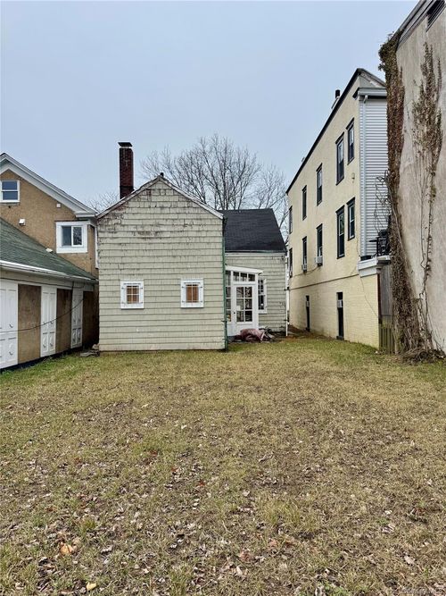 425 Main St, Greenport, NY, 11944-1427 | Card Image