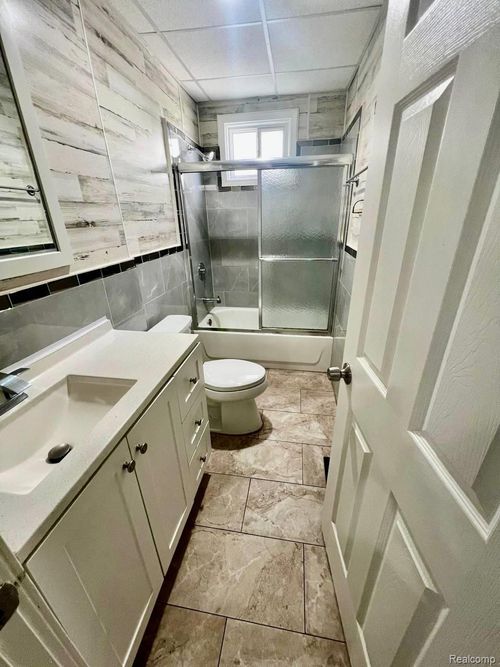 2932 Evaline St, Hamtramck, MI, 48212-3249 | Card Image