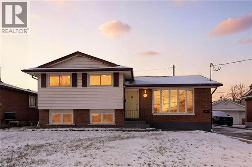 93 Wellington St, Welland, ON, L3B1B2 | Card Image