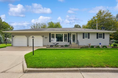 117 Circle Dr, Manchester, IA, 52057-1303 | Card Image