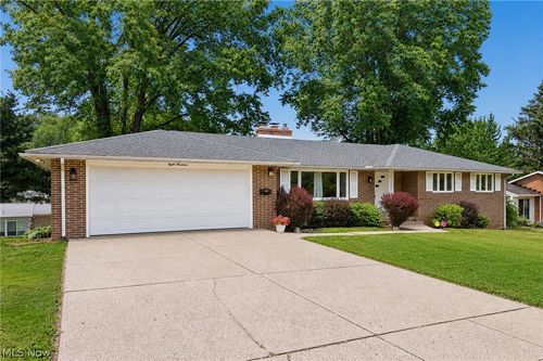 800 Woodview Dr Ne, Massillon, OH, 44646-4947 | Card Image