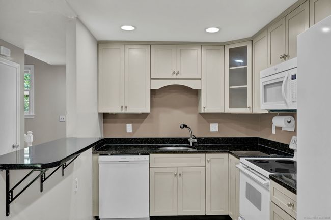 141 - 141 Spring St, Condo with 2 bedrooms, 2 bathrooms and 2 parking in Wethersfield CT | Image 9
