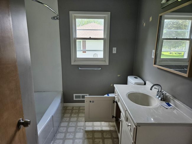 Main Floor Bath.jpg | Image 11