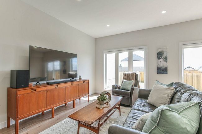 6713 Hayward Dr, House attached with 3 bedrooms, 3 bathrooms and 1 parking in London ON | Image 16