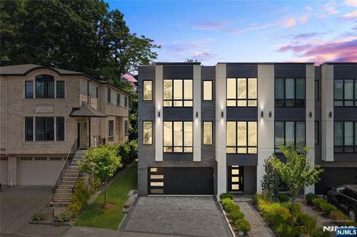 2038 Hoefleys Ln, Fort Lee, NJ, 07024-2942 | Card Image