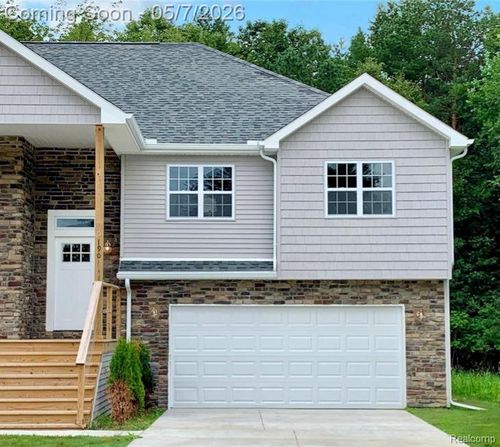 190 Whispering Pines Dr, Fenton, MI, 48430-5300 | Card Image