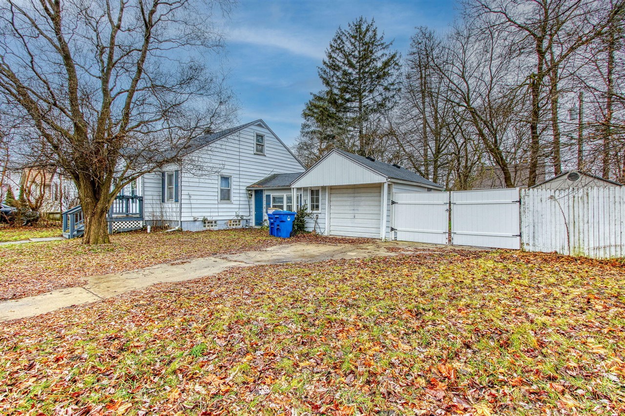 Preston Ave, Waterford, MI 48328