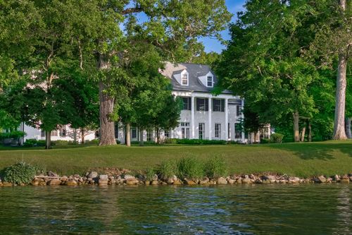 W3150 S Lakeshore Dr, Lake Geneva, WI, 53147-4367 | Card Image
