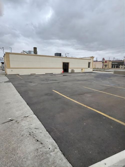 17744 E 9 Mile Rd, Eastpointe, MI, 48021-2565 | Card Image