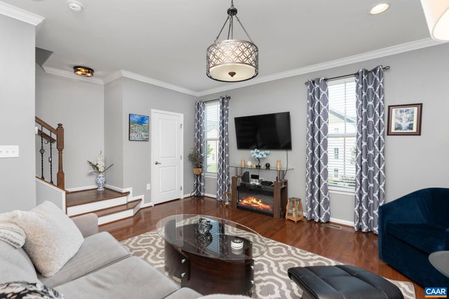 Open concept floor plan, flows seamlessly from family room to kitchen to dining | Image 7