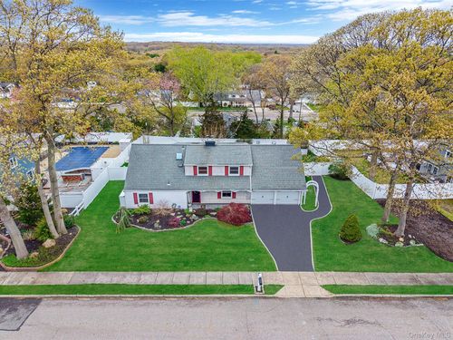 10 Lehigh Lane, Brookhaven, NY, 11738 | Card Image