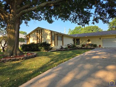 1809 Maplecrest Dr, House other with 2 bedrooms, 3 bathrooms and null parking in Emporia KS | Image 1