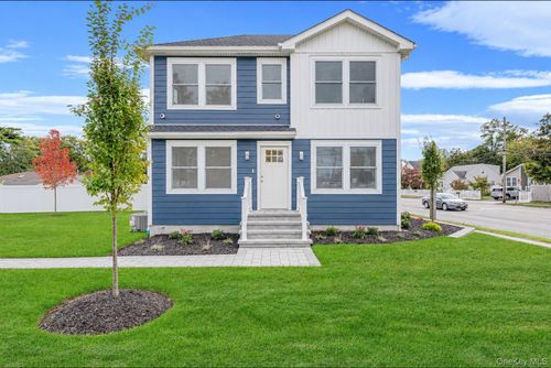 4 Lee Ave, Bay Shore, NY, 11706-4120 | Card Image