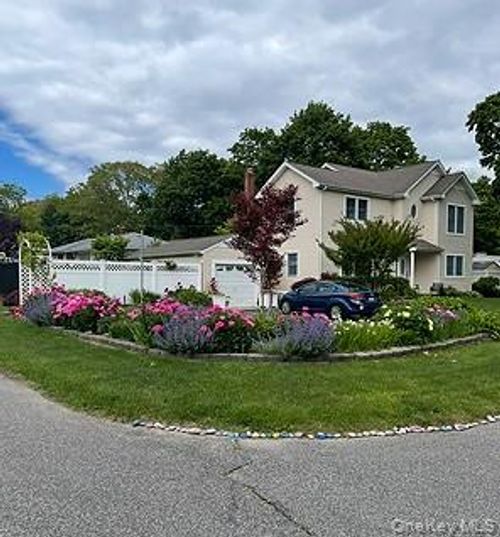 7 Maple Rd, Middle Island, NY, 11953-1351 | Card Image