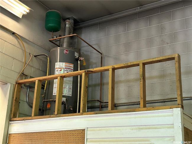 Utility room with gas water heater | Image 29