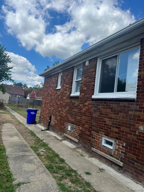 7411 Forrer St, Detroit, MI, 48228-3613 | Card Image