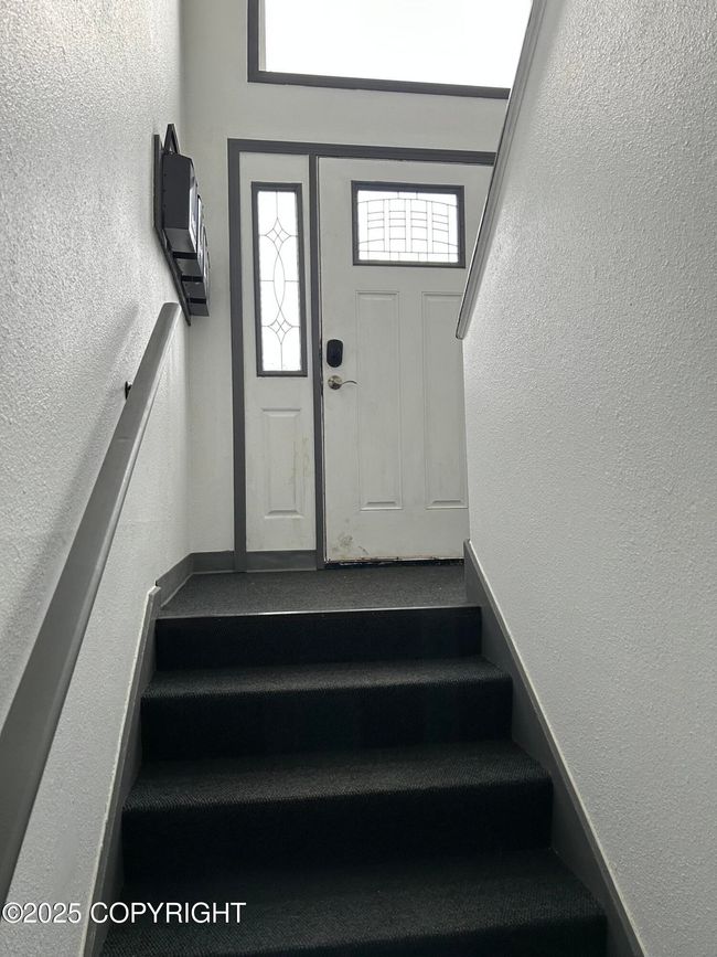 Entry from the lower level | Image 9