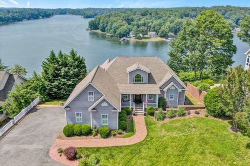 220 Village Ln, Moneta, VA, 24121-5807 | Card Image