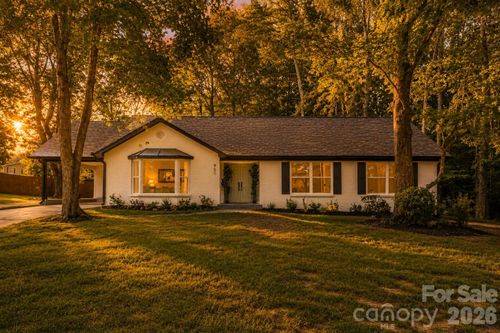 900 Burtonwood Cir, Charlotte, NC, 28212-7052 | Card Image