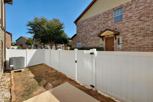 Side yard | Image 25