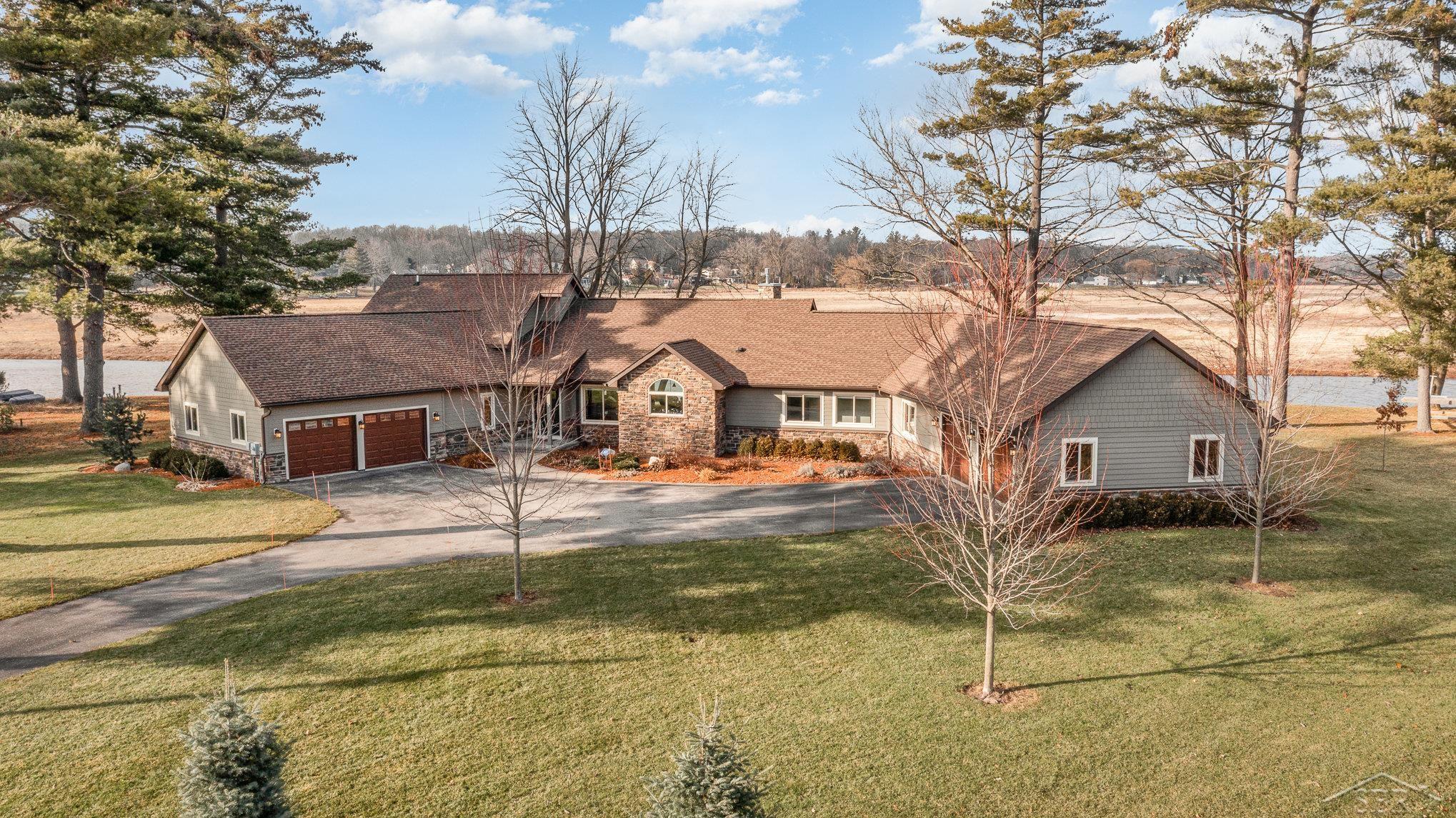 Island Dr, Sanford, MI 48657