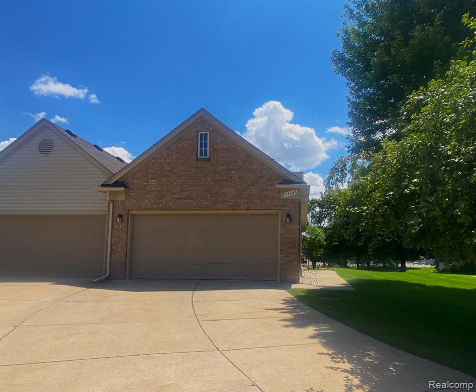 Birchway Cir, Sterling Heights, MI 48312