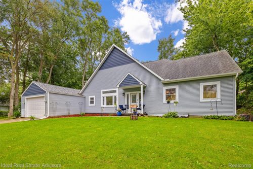 6304 Hiawatha Rd, Hamburg Twp, MI, 48189-8004 | Card Image