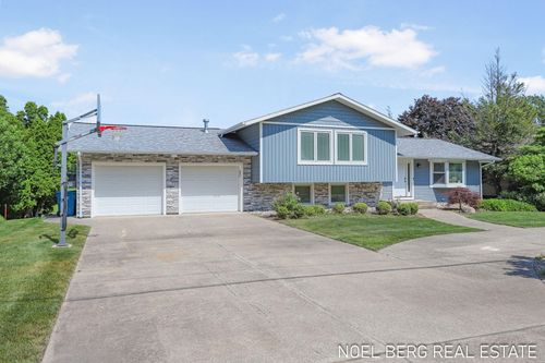 16093 Harbor Point Dr, Spring Lake, MI, 49456-1409 | Card Image